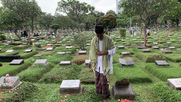 Penjaja doa dan yasin berkeliling di TPU Karet Bivak, Senin (11/3/2024).