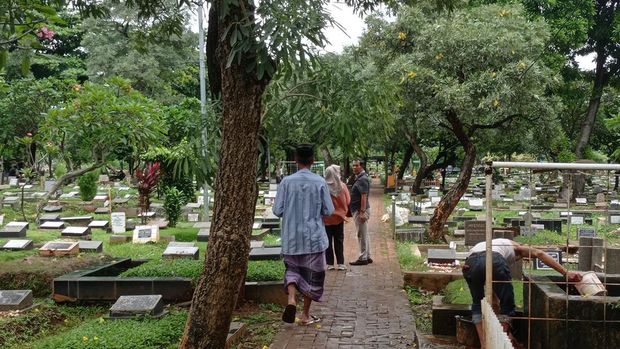 Penjaja doa dan yasin berkeliling di TPU Karet Bivak, Senin (11/3/2024).