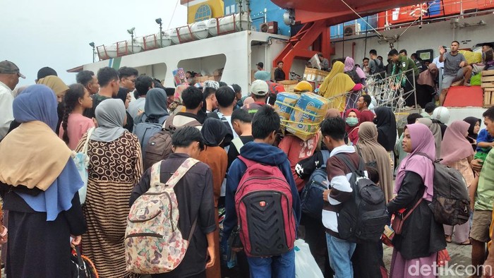 Penumpang membludak di Pelabuhan Kalianget Sumenep