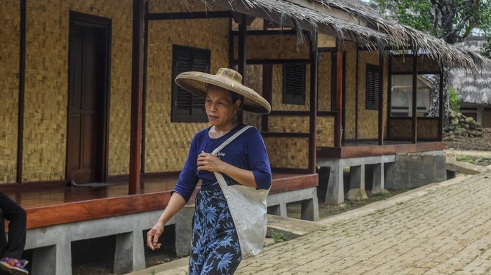 Wanita Suku Badui melintas di depan rumah permukiman Badui mualaf di Bojong Menteng, Lebak, Banten, Minggu (10/3/2024). Permukiman tersebut merupakan kawasan yang dihuni 34 KK warga Suku Badui yang sebelumnya memegang kepercayaan Sunda Wiwitan kini telah memeluk agama Islam. ANTARA FOTO/Muhammad Bagus Khoirunas/tom.