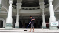 Aksi bersih-bersih ini untuk memberikan kenyamanan bagi umat Islam yang melaksanakan ibadah di masjid tertua di kota Malang tersebut.