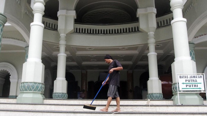 Pekerja membersihkan lantai di Masjid Agung Jami, Kota Malang, Jawa Timur, Senin (11/3/2024). Kegiatan itu guna memberikan kenyamanan bagi umat Islam yang akan melaksanakan ibadah bulan Ramadhan di masjid tertua di kota Malang yang berusia 130 tahun tersebut. ANTARA FOTO/Ari Bowo Sucipto/aww.