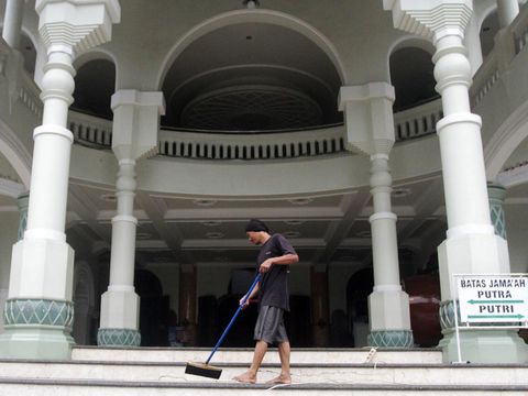 Persiapan Ramadhan di Masjid Agung Jami Malang Pekerja membersihkan lantai di Masjid Agung Jami, Kota Malang, Jawa Timur, Senin (11/3/2024). Kegiatan itu guna memberikan kenyamanan bagi umat Islam yang akan melaksanakan ibadah bulan Ramadhan di masjid tertua di kota Malang yang berusia 130 tahun tersebut. ANTARA FOTO/Ari Bowo Sucipto/aww.