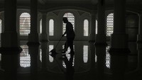Lantai masjid berusia 130 tahun itu dibersihkan dengan cara disapu.