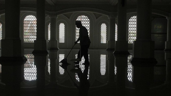 Pekerja membersihkan lantai di Masjid Agung Jami, Kota Malang, Jawa Timur, Senin (11/3/2024). Kegiatan itu guna memberikan kenyamanan bagi umat Islam yang akan melaksanakan ibadah bulan Ramadhan di masjid tertua di kota Malang yang berusia 130 tahun tersebut. ANTARA FOTO/Ari Bowo Sucipto/aww.