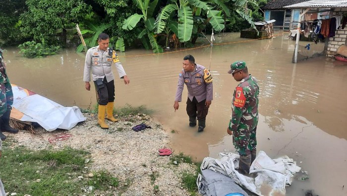 Petugas melakukan olah TKP di lokasi bocah tenggelam di Bojonegoro