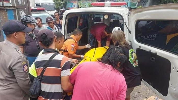 Petugas mengevakuasi korban pemotor