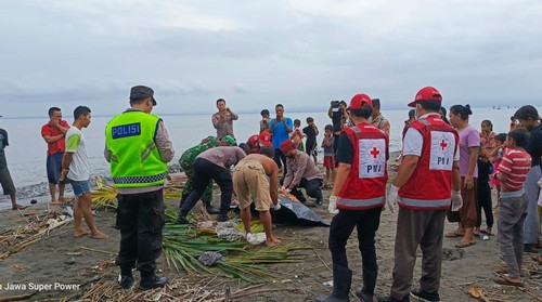 Petugas saat melakukan evakuasi mayat tanpa identitas di perairan Desa Candikusuma, Kabupaten Jembrana, Bali pada Senin (11/3/2024). (dok. Polres Jembrana)