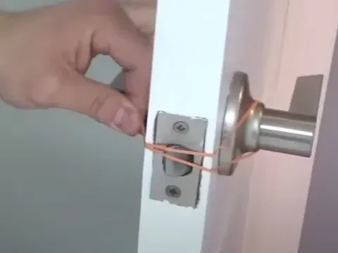 Pintu yang diganjal dengan karet gelang