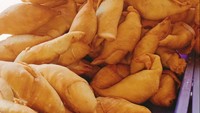 Gorengan Mas Edi di Pondok Pinang, Jakarta Selatan juga menawarkan menu pisang molen. Harga pisang molen di sini sangat terjangkau, hanya Rp 2.000 per buah. Foto: Google Review