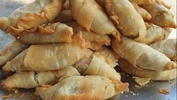 Udin Gorengan di Bintaro Sektor 2, Tangerang Selatan juga bisa kamu jadikan andalan kalau ingin membeli pisang molen. Pisang molen di sini dibanderol Rp 2.500 per buah, kulitnya sangat renyah lho! Foto: Google Review