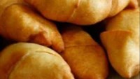 Di kawasan Ciputat, Tangerang Selatan, juga ada penjual gorengan yang salah satu menunya adalah pisang molen. Harga pisang molen dari Tahu Pedas Gorengan ini cukup terjangkau, sekitar Rp 2.000 per buahnya. Foto: Google Review