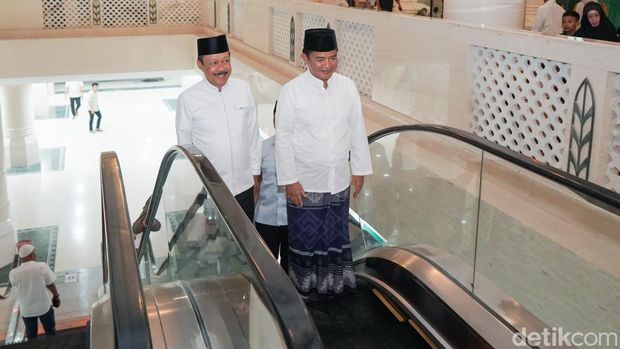 Pj Gubsu Hassanudin saat tiba di Masjid Agung untuk melaksanakan salat tarawih. (Nizar Aldi/detikcom)