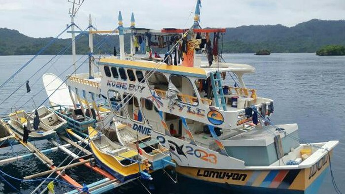 Polairud Polda Sulut mengamankan kapal ilegal asal Filipina masuk Laut Sulawesi.