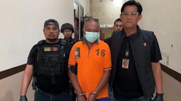 Polisi menangkap AG, pelaku pencurian emas 2,6 Kg hiasan kepala kubah Masjid Al-Huda, Buru, Maluku.