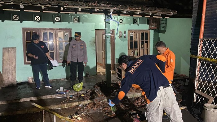 Polisi saat melakukan olah TKP di lokasi ledakan mercon, Pandak, Bantul.