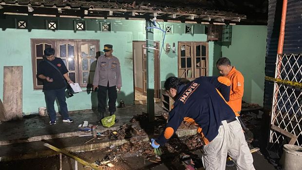 Polisi saat melakukan olah TKP di lokasi ledakan mercon, Pandak, Bantul.