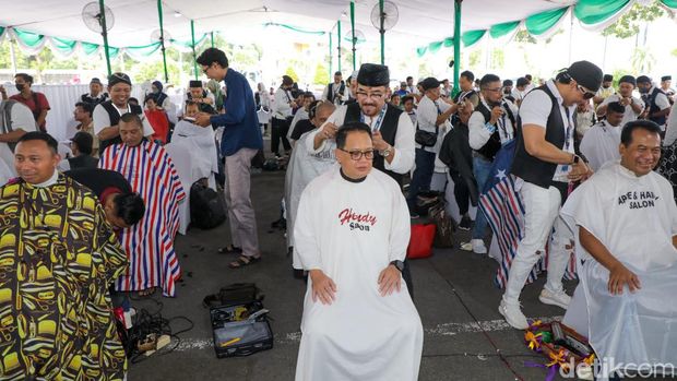 potong rambut massal jelang ramadan di masjid al akbar