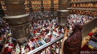 Seorang jemaah mengabadikan suasana usai melaksanakan salat tarawih. 