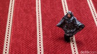 Seperti diketahui, pemerintah Indonesia menetapkan 1 Ramadan 1445 Hijriah pada Selasa 12 Maret 2024 besok. Malam ini, warga antusias melaksanakan salat tarawih. 