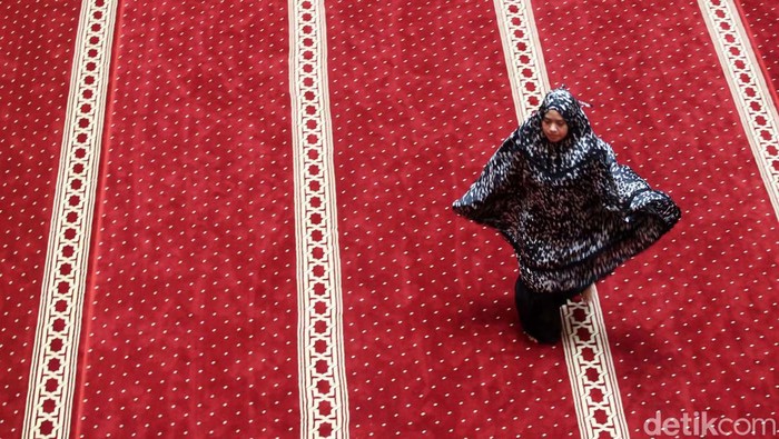 Umat Islam melaksanakan salat tarawih perdana di Masjid Istiqlal, Jakarta, Senin (11/3/2024).
