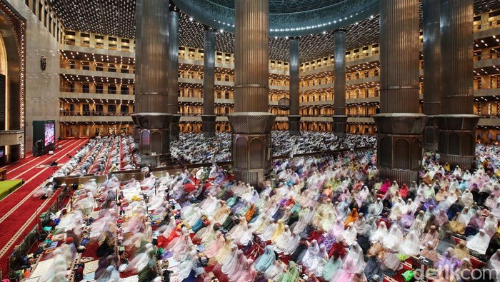 Umat Islam melaksanakan salat tarawih perdana di Masjid Istiqlal, Jakarta, Senin (11/3/2024).