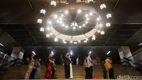 Jemaah memadati tiga lantai Masjid Istiqlal yang dibuka.