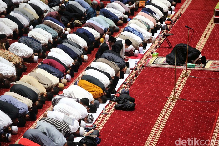 Umat Islam melaksanakan salat tarawih perdana di Masjid Istiqlal, Jakarta, Senin (11/3/2024).