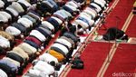 Potret Khusyuknya Salat Tarawih Perdana di Masjid Istiqlal