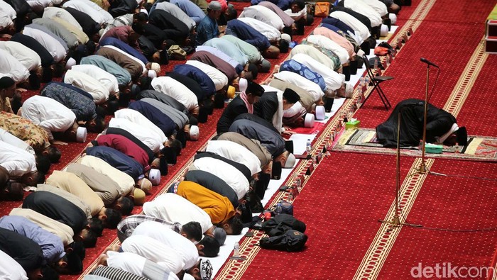 Umat Islam melaksanakan salat tarawih perdana di Masjid Istiqlal, Jakarta, Senin (11/3/2024).