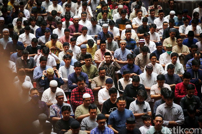 Umat Islam melaksanakan salat tarawih perdana di Masjid Istiqlal, Jakarta, Senin (11/3/2024).