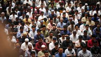 Jemaah pria dan wanita memadati masjid yang terletak di Jakarta Pusat tersebut.