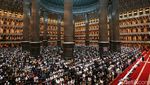 Potret Khusyuknya Salat Tarawih Perdana di Masjid Istiqlal