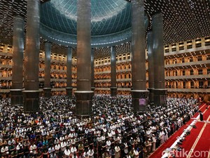 Video: Salat Tarawih Masjid Istiqlal 20 Rakaat, Menag Penceramah Pertama