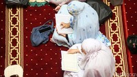 Mereka juga membaca ayat-ayat suci Alquran. 