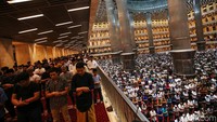 Umat Islam melaksanakan salat tarawih perdana di Masjid Istiqlal, Jakarta, Senin (11/3/2024).