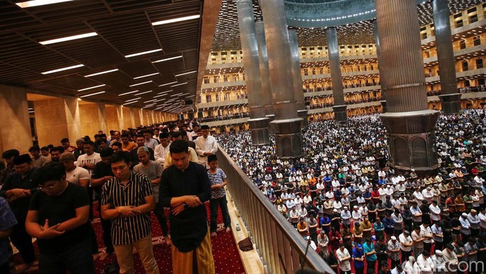 Potret Khusyuknya Salat Tarawih Perdana di Masjid Istiqlal Umat Islam melaksanakan salat tarawih perdana di Masjid Istiqlal, Jakarta, Senin (11/3/2024).