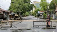 Pecalang berjaga di ruas jalan menuju permukiman umat Hindu saat Hari Raya Nyepi 2024 di Lingkungan Banjar Mantri, Mataram, NTB, Senin (11/3/2024).