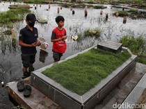 Potret Warga Ziarah di TPU Semper yang Kebanjiran