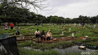 Mereka melakukan tradisi ziarah makam untuk mendoakan keluarganya. 