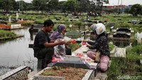Tidak semua makam di TPU Semper terendam banjir. Makam yang berada di dataran tinggi aman dari banjir. 