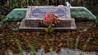Banjir membuat sejumlah makam hanya terlihat batu nisannya saja. 