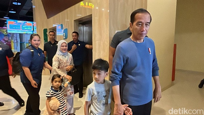 Preisden Joko Widodo (Jokowi) menghabiskan libur Hari Raya Nyepi bersama keluarga Gibran Rakabuming Raka di The Park Mal.