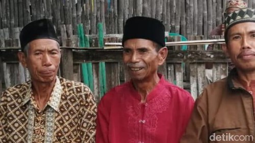 Foto Usman (baju merah) sebelum dilaporkan hilang di laut Moti Toi Kempo.