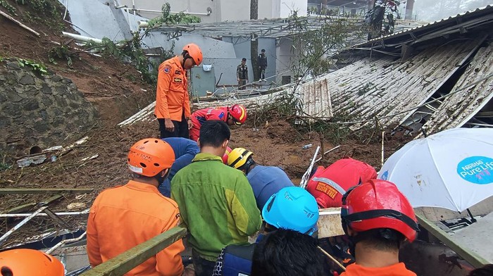 Proses evakuasi 2 korban tertimbun longsor di Puncak