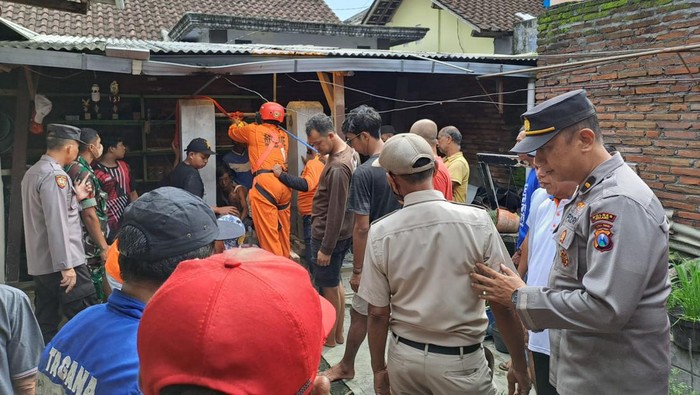 Proses evakuasi bocah tercebur sumur di Malang