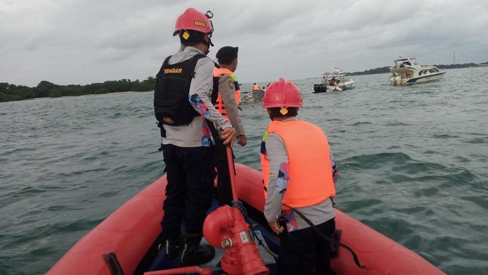 Proses evakuasi KM Parikudus yang tenggelam di Kepulauan Seribua