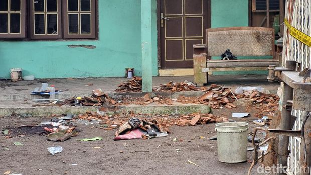 Puing-puing genting dan beberapa botol hingga sandal masih berserakan di lokasi ledakan mercon, Gedongsari, Wijirejo, Pandak, Bantul.