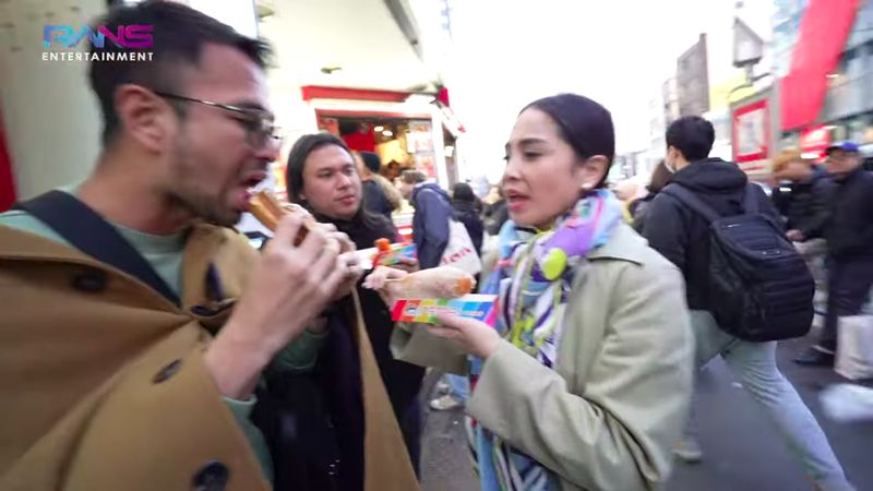 Raffi Nagita kulineran di Jepang