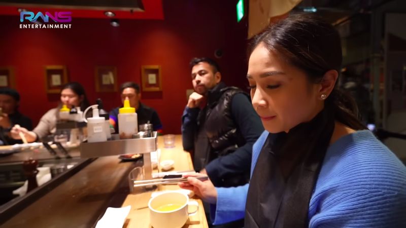 Raffi Nagita memasak di Jepang